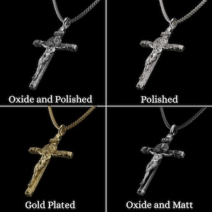 Puede incluir: Cuatro collares con colgantes de cruz, presentados en acabados plateados, dorados y mate. La imagen incluye el texto "Oxide and Polished", "Polished", "Gold Plated" y "Oxide and Matt".