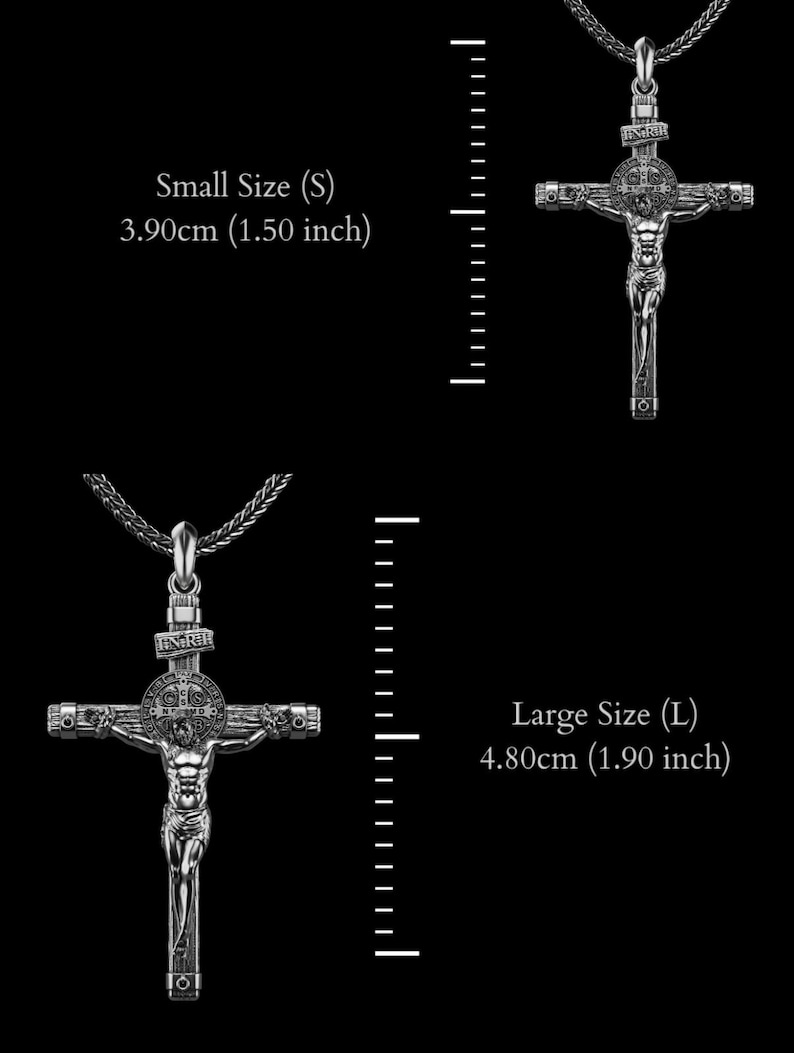 Puede incluir: Dos colgantes de crucifijo plateados, uno peque&ntilde;o (3,90 cm) y otro grande (4,80 cm), sobre un fondo negro. Cada colgante presenta a Jes&uacute;s en la cruz, con la inscripci&oacute;n INRI. Los colgantes est&aacute;n en una cadena.