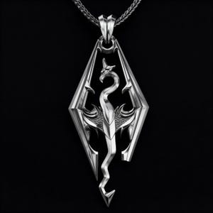 Puede incluir: Collar con colgante plateado que presenta un dragón estilizado dentro de un marco en forma de diamante. El dragón tiene alas detalladas y un cuerpo largo y curvado. El colgante cuelga de una cadena plateada sobre un fondo negro. El diseño es intrincado y detallado.