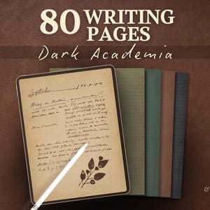 Könnte beinhalten: Ein digitales Notizbuch mit handschriftlichen Notizen und einem weißen Stift. Das Notizbuch ist auf einer Seite mit Schrift und einem floralen Design geöffnet. Der Text lautet "80 Writing Pages Dark Academia" und "for iPad & GoodNotes". Mehrere linierte Notizbücher sind dahinter gestapelt.