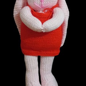 Conejito de peluche tejido a mano: tu adorable amigo