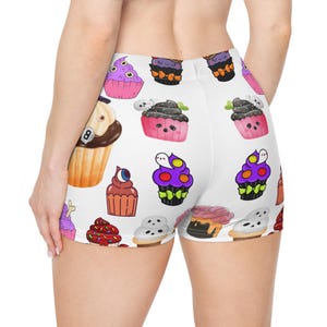 Halloween Cupcake Print Damen Shorts, süße Sommer Lounge Shorts, süße Leckereien Shorts, Festival Outfit, Damen Spaß Shorts