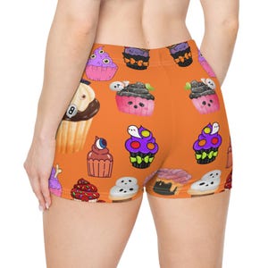 Lebendige Halloween Cupcake Print Damen Shorts, süße Sommer Lounge Shorts, süße Leckereien Shorts, Festival Outfit, Damen Spaß Shorts