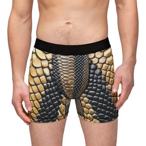 Puede incluir: Bóxers negros y dorados con estampado de piel de serpiente.