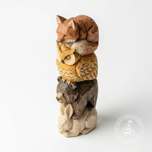 Handgesneden sculptuur van een bosdiertotem | Geometrische houten boskunst