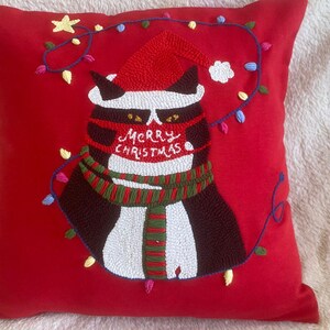 Adorable almohada perforada hecha a mano con motivo de gato regordete: ¡trae la calidez de la Navidad a tu hogar!