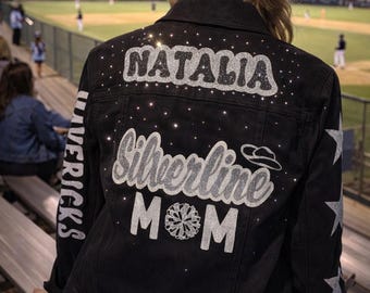 Op maat gemaakt denim jack met strass en glitter | Gepersonaliseerde Sports Mom-jas | Blingjack Team Spirit | Juichen, dansen, softbal, honkbal