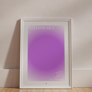 Puede incluir: Un póster enmarcado en blanco con la palabra "SAHASRARA" en letras rosas en la parte superior. El póster presenta un gran círculo morado degradado en el centro. El texto debajo del círculo incluye las palabras "Chakra 7", "Corona", "Color: Violeta", "Elemento: Pensamiento", "Ubicación: Parte superior de la cabeza", "Símbolo: Flor de loto", "Afirmación: Soy divino."