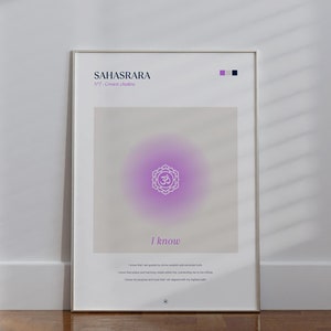 Puede incluir: Un póster enmarcado en blanco con un símbolo morado y blanco y el texto "SAHASRARA" y "Yo sé". El póster está en un suelo de madera.