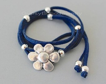 Pulsera Boho Silver FLOWER Wrap / Tobillera Microfibra Cuero de gamuza sintética Boho Estilo tibetano Wrap Pulsera Custom Pick COLOR / LONGITUD Usa 53