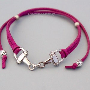 Elija su color ecuestre 15 o 32 largo cordón de gamuza sintética encanto de caballo envoltura de corbata caballo Snaffle Bit Charm pulsera joyería regalo EE.UU. imagen 1