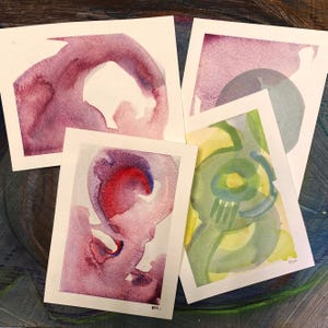 4 cartes de correspondance magnifiquement abstraites, peintes à la main. Illuminez la journée de quelqu'un et partagez votre amour !