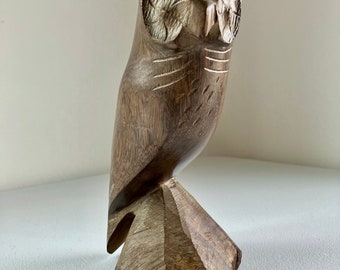 Vintage tallado a mano estatua de búho figura mediados de siglo decoración del hogar gran madera dura con cuernos madera de hierro marrón oscuro regalo raro único para él amante del búho