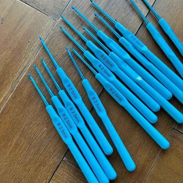 Reclaimed Crochet Hook Size B 2.5mm Blue Crocheting Supplies