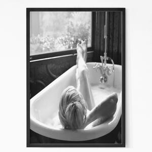Poster di donna nella vasca da bagno, stampa per bagno, bianco e nero, arte murale alla moda, arredo bagno per ragazze, stampa per bagno.