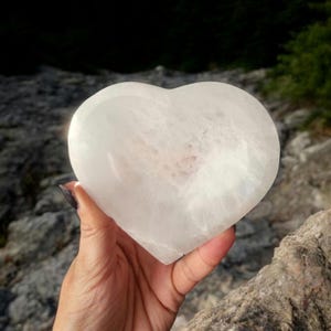 Selenite Heart Bowl, Charging Crystal Dish Jewelry Dish, Heart Decor, AltarDecor, Selenite Crystal Carving, Ring Tray, Crystal Healing, Love
