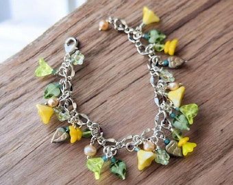 Flower Charm Bracelet, Yellow Flowers, Vintage Glass Flower Charm Bracelet, Cute Floral Bracelet, Pearl Flower Plant Jewelry, Lily Flowers