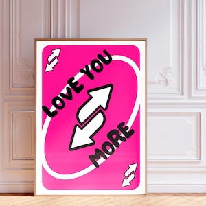 Love You More-print, felroze speelkaartmuurkunst, esthetische digitale prints, preppy college girly poster, trendy afdrukbare muurkunst
