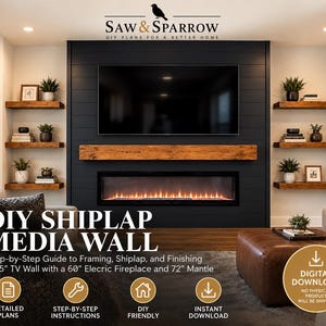 Puede incluir: Una pared multimedia de listones DIY con un televisor de 65 pulgadas, una chimenea eléctrica de 60 pulgadas y una repisa de madera de 72 pulgadas. La pared incluye paneles horizontales negros con estantes flotantes de madera a ambos lados.