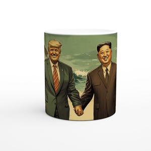 以下が含まれることがあります： 白いセラミック製のマグカップに、スーツを着た2人の男性が手を握り合うカラフルな画像が描かれています。背景はヤシの木と海の波があるビーチの風景です。男性は笑顔です。