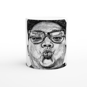 以下が含まれることがあります： 眼鏡をかけ、キス顔をしている人の白黒イラスト