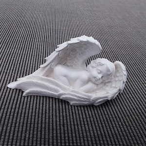 Schlafender Engel in Flügel gebettet aus Raysin Geschenk