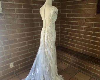 Open back Lace and chiffon Wedding dress. Floor length, bustle train. V-neck. Pearl buttons. Contemporary classic white bridal gown. Small