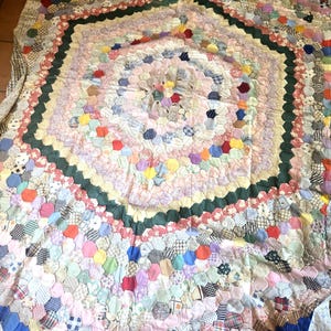 Vintage handgemaakte gewatteerde stof. Uitstekend vakmanschap, pastelkleuren. Geen ondersteuning. Indiaanse volkskunst. Patchwork Cottagecore kunstzinnig