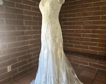 Open back Lace and chiffon Wedding dress. Floor length, bustle train. V-neck. Pearl buttons. Romantic modern classic white bridal gown.