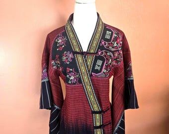 Camicetta vintage in cotone stile boho hippie piratesco. Giacca-camicia stile cheongsam. Con motivo drago. Ricamo stregonesco. Realizzata a mano su misura. Taglia M.