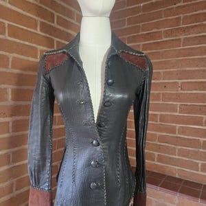 Vintage North Beach läderkappa med whipstitch-mönster från 1960-talet. Svart och rödbrun hippie-motorcykeljacka. Ikonisk Summer of love, rockabilly goth. XS