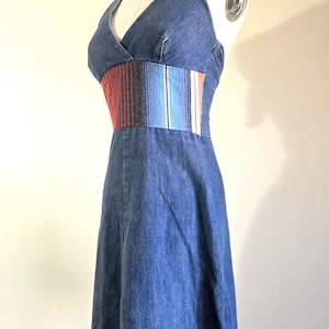 以下が含まれることがあります： 白い文字で「Welcome to our home」と書かれた素朴な木製の看板。 荒れた仕上がりとシンプルで魅力的なデザインで、玄関の装飾に最適です。