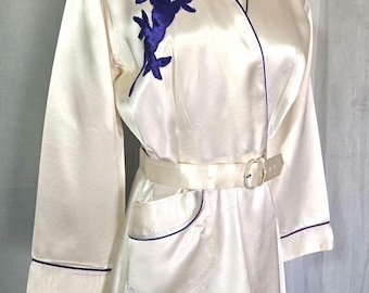 1940er Vintage weiße Satin Wickeljacke. Asiatische Kobaltblaue Drachendame Kimino. TROCKEN GEREINIGT