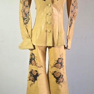 Vintage 1960s handbemalte Wildlederjacke. Schwarze Leder Schlaghose vonNorth Beach.