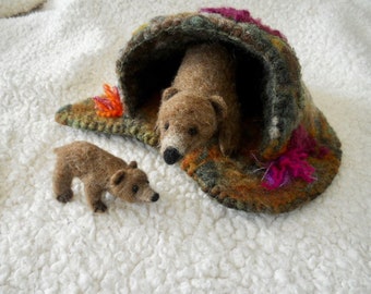 Needle felted bear and cub in their cave, Mother bear and cub, hand felted brown bears, Waldorf play, play mat, pre school, play school,