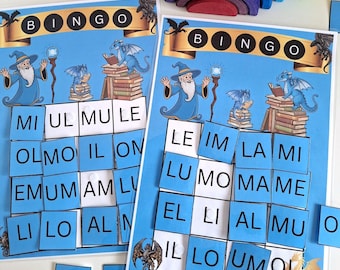 Könnte beinhalten: Zwei blaue Bingo-Spielbretter mit einem Thema von Zauberern und Drachen. Jedes Brett hat ein Banner mit der Aufschrift "BINGO" und ein Raster aus Buchstabenquadraten. Passende Buchstabenkacheln sind um die Bretter herum verstreut. Ein Holzregenbogen befindet sich im Hintergrund.