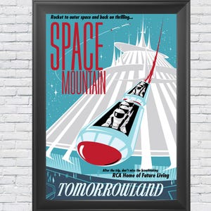 以下が含まれることがあります： ディズニーワールドのスペースマウンテンのヴィンテージスタイルのポスター。ポスターには、ロケットと「スペースマウンテン」と「トゥモローランド」の文字が書かれた、青と白の乗り物のイラストが描かれています。