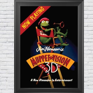 Peut inclure: Affiche encadrée pour MuppetVision 3D de Jim Henson. Kermit la Grenouille est assis dans une chaise de réalisateur, tenant un mégaphone. L'affiche présente le titre du film dans une police stylisée, avec les mots "Now Playing" sur une bannière rouge.
