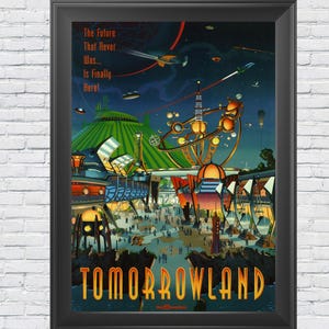 Könnte beinhalten: Ein gerahmtes Vintage-Poster für Tomorrowland, das eine futuristische Stadtlandschaft mit fliegenden Fahrzeugen und einer großen grünen Struktur zeigt. Das Poster enthält den Text "The Future That Never Was... Is Finally Here!" und "TOMORROWLAND" in orangefarbenen Buchstaben.