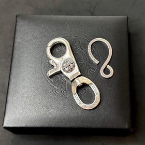 Ch Gothik Style y2k Punk Alter Schlüsselanhänger Karabiner Clip Chrom .925 Silber für Männer und Frauen vintage c4