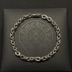 Ch gothic style y2k punk mini Papierkette gravierte Armband Chrom 9,25 Silber 20cm für Männer und Frauen minimalistisch b19