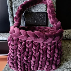 Handgewebte Tasche aus dickem burgunderfarbenem Garn | Handgemachte Damentasche mit Kette | Handgefertigtes Modeaccessoire