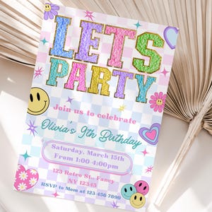 Bewerkbare Varsity Patch-sjabloon voor verjaardagsfeestje, uitnodiging voor feest, smiley preppy uitnodigingssjabloon