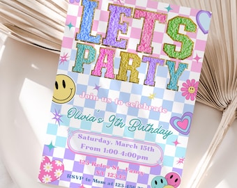 Puede incluir: Una colorida invitación con las palabras "LET'S PARTY" en letras brillantes. La invitación presenta un fondo de tablero de ajedrez, caras sonrientes, corazones y el texto "Olivia's 9th Birthday". La fecha y la hora también están incluidas.