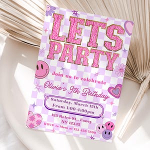 ピンクのパッチ文字の誕生日パーティー招待状テンプレート、プレッピーなパッチ文字の招待状、バーシティパッチのレトロなあらゆる年齢の女の子の誕生日招待状