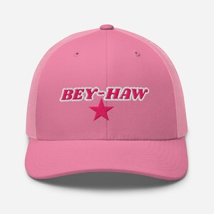 ビヨンセ カウボーイ カーター風 刺繍 トラッカーキャップ | Bey Hive ファンギフト | ピンク YEEHAW - ビヨンセ コンサートハット