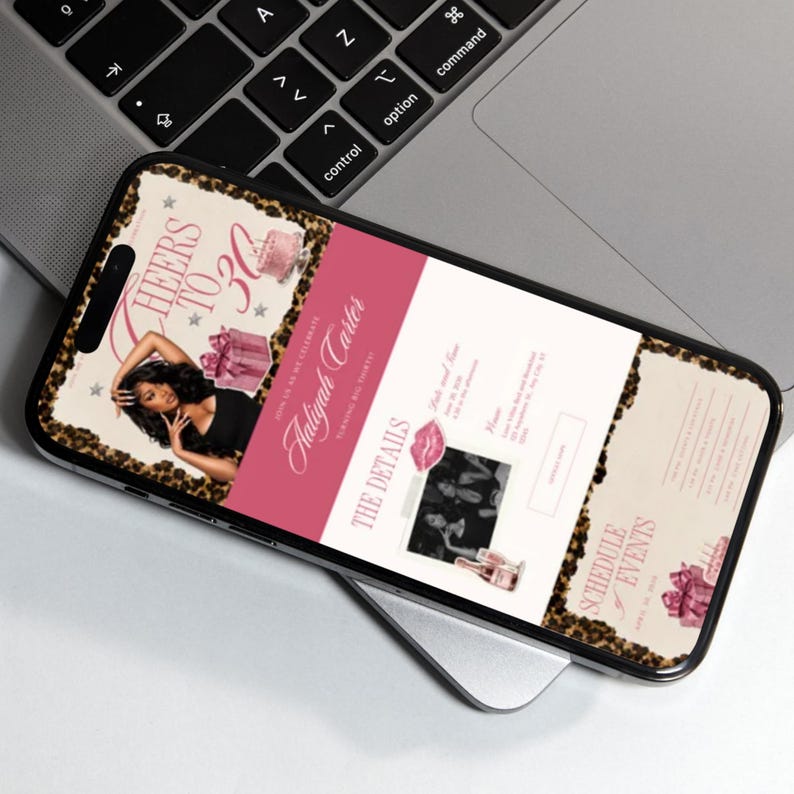 Puede incluir: Un smartphone muestra una invitaci&oacute;n de cumplea&ntilde;os digital con un borde de estampado de leopardo. El dise&ntilde;o incluye el texto Cheers to 30, Aaliyah Carter y The Details, junto a una foto de una persona, un regalo rosa y un gr&aacute;fico de beso.