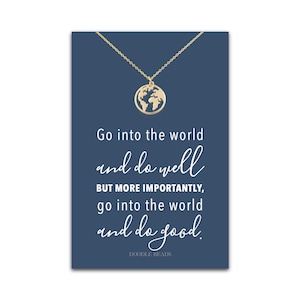 Sierlijke gouden of zilveren wereldketting, betekenisvol afstudeercadeau, ga de wereld in en doe het goede Inspirerende citaatkaart, missionaris sieraden