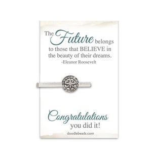 El futuro pertenece a quienes creen en la belleza de sus sueños, pasador de corbata con brújula, cita inspiradora, regalo de graduación, hombres, nuevo trabajo