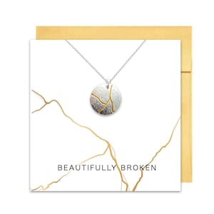Colar e cartão Kintsugi, cerâmica inspirada em Kintsugi, presente lindamente quebrado, presente de recuperação de incentivo à cura, estou inteiro, rachaduras douradas